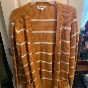 Long line open cardigan with front pockets.